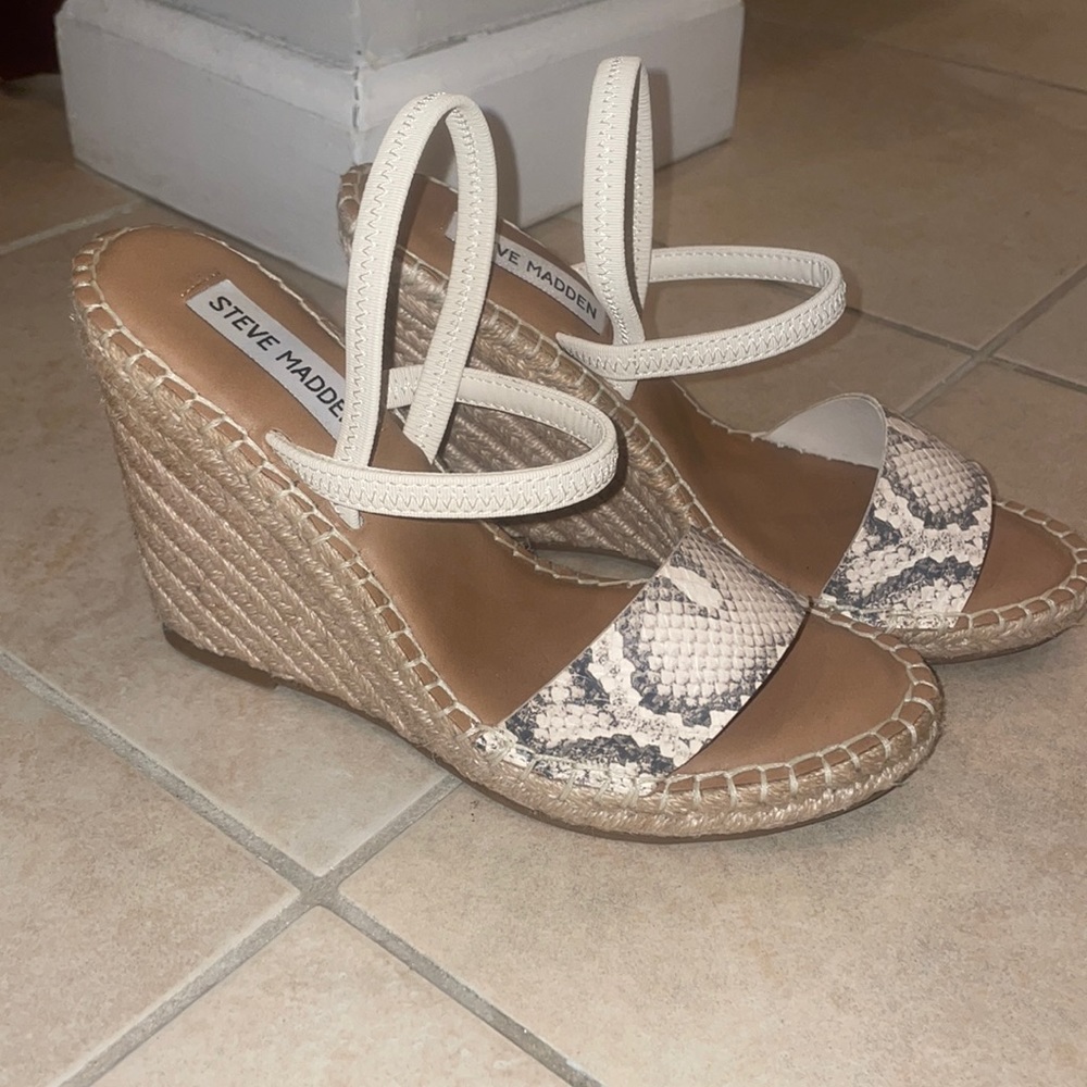 Steve Madden Snakeprint Wedges Size 6, NEVER WORN